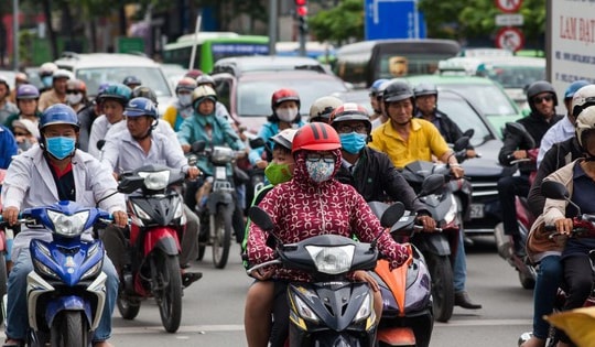 Ra đường với 'áo ninja' càng dày càng tốt? Sự thật về chống tia UV giữa ngày hè 'rực lửa'