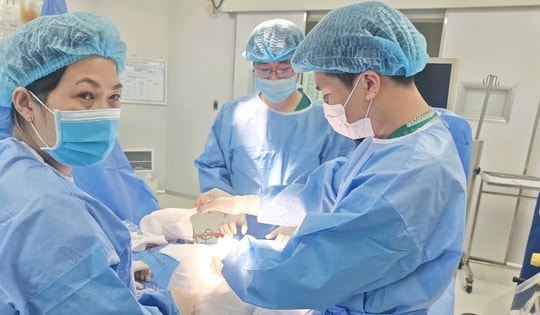 Ngã cầu thang, cháu bé 14 tháng tuổi bị chấn thương sọ não nặng