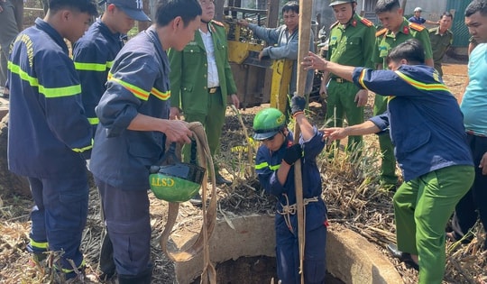 Cảnh sát xuống giếng sâu 20m cứu cháu bé 12 tuổi