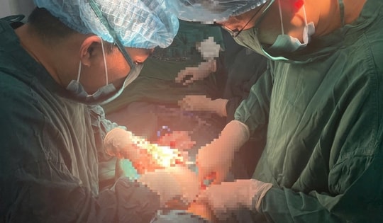 Cứu sống thai phụ có khối u nang biến chứng xoắn, hoại tử