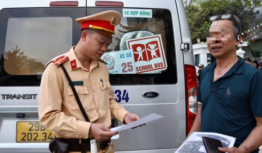 Hà Nội: Kiểm tra xe chở học sinh, tài xế được test nồng độ cồn, ma túy