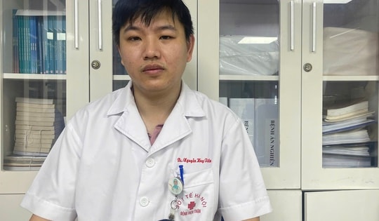 Bác sĩ quỳ giữa đường Nguyễn Chí Thanh ép tim cứu người: 'Lúc bệnh nhân thở lại, tất cả đều vỡ òa cảm xúc'