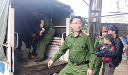 Công an xã dùng xe công vụ chở hai bố con bị tai nạn đi cấp cứu