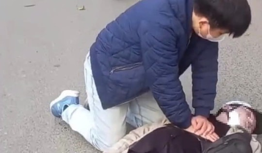 Giám đốc Sở Y tế Hà Nội tặng Giấy khen bác sĩ Bệnh viện Thận ép tim ngoài lồng ngực cứu người trên phố