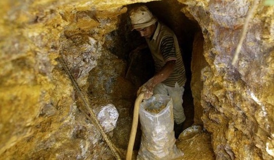 Ngân hàng UBS dự báo giá vàng lên 6.200 USD bất chấp đang suy giảm