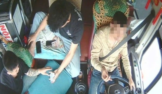 'Đánh cược' tính mạng hành khách, lái xe và phụ xe đánh bài khi xe chạy trên cao tốc