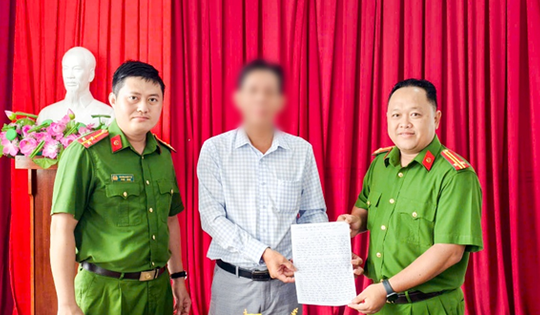 Chuyển khoản nhầm gần 1 tỷ đồng, người đàn ông vỡ òa hạnh phúc khi nhận lại sau 7 ngày