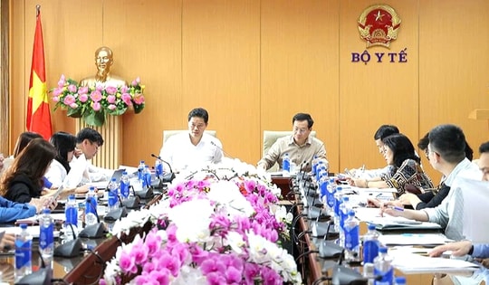 Thúc đẩy hoàn thiện thể chế về phụ cấp đặc thù, hỗ trợ hàng tháng để tăng cường chính sách đãi ngộ nhân lực y tế