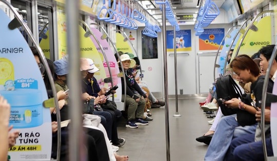 Giá xăng tăng, người dân TPHCM chuyển sang tàu điện, xe buýt