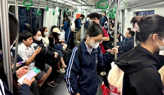 Nhiều người bỏ xe riêng, chọn tàu điện, xe buýt để di chuyển