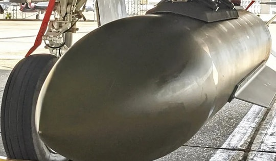 Mỹ tung bom xuyên hầm 2 tấn đánh thẳng trận địa tên lửa Iran ở eo biển Hormuz