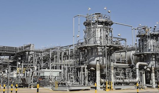 Giá dầu vọt tăng 5% trước nguy cơ gián đoạn nguồn cung nghiêm trọng