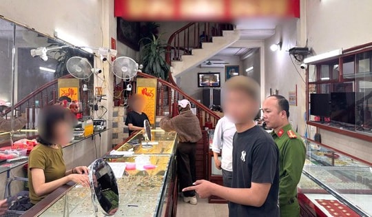 Thiếu tiền tiêu xài, gã thanh niên vào tiệm vàng cướp tài sản