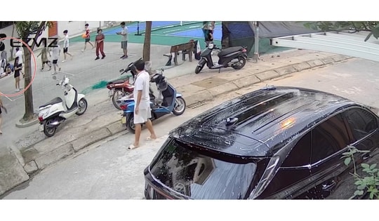 Giám đốc Sở Y tế Nghệ An tặng giấy khen 2 bác sĩ cứu người ngã quỵ ở sân thể thao