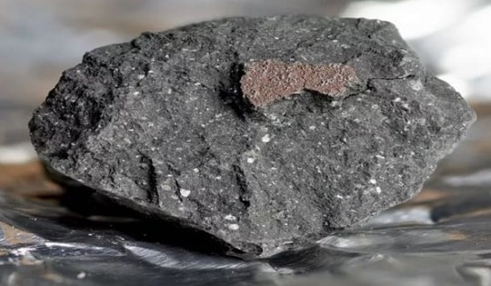 Cảnh báo lừa đảo bán đá thiên thạch cấm người mua tự ý mở két ra xem kẻo 'mất thiêng'