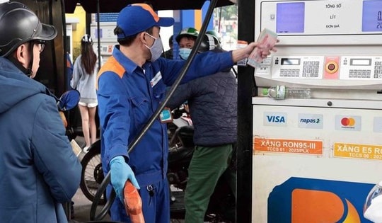 Giá xăng dầu tăng mạnh, mặt hàng RON95-III lên ngưỡng 30.690 đồng mỗi lít