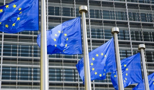 Giá vàng thế giới tiếp đà lao dốc khi ECB giữ nguyên lãi suất