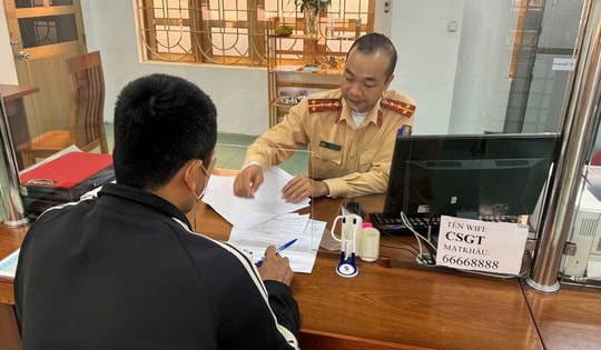 Đi ngược chiều, tài xế ô tô bị phạt 19 triệu đồng, trừ 4 điểm bằng lái