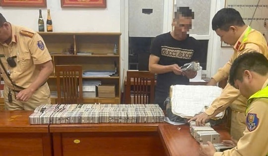 Hơn 1000 chiếc điện thoại Iphone cũ không rõ nguồn gốc được phát hiện trong 4 thùng xốp