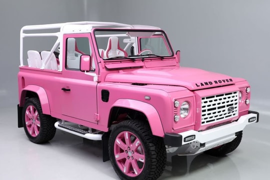 Defender 90 màu hồng 'độc lạ' lên sàn, giá bán gây tò mò