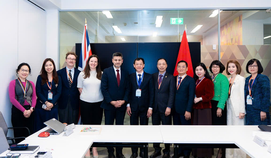 Thứ trưởng Nguyễn Tri Thức và đoàn công tác Bộ Y tế thăm, làm việc tại Vương quốc Anh