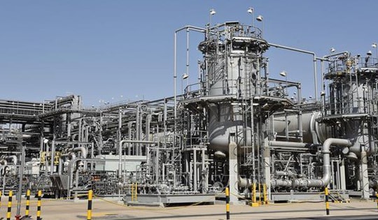 Giá dầu thế giới tăng vọt lên mức cao nhất trong gần bốn năm