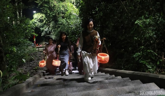 Du khách cầm đèn lồng tre, dạo bước Đền Hùng trong đêm