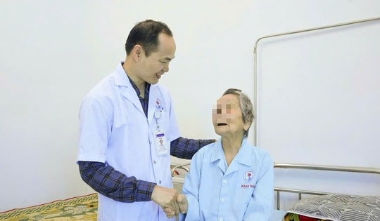 Ca phẫu thuật đặc biệt trả lại ánh sáng cho cụ bà 104 tuổi