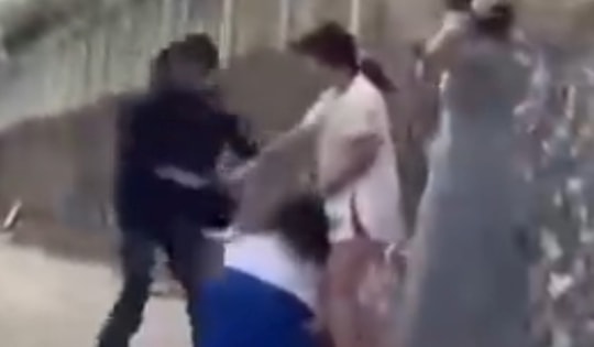 Đánh nữ sinh bất động rồi thản nhiên vạch mắt kiểm tra