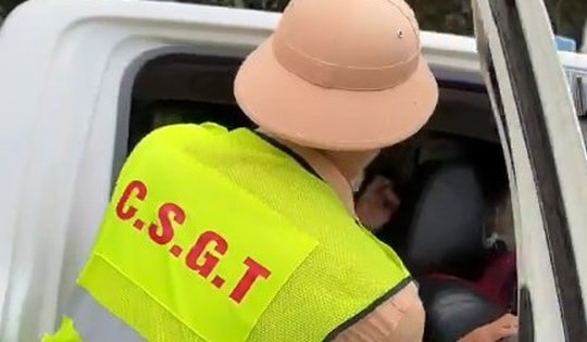 CSGT dùng xe chuyên dụng đưa người bị nạn đi cấp cứu kịp thời
