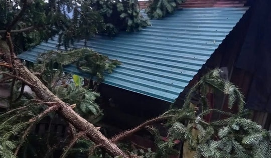 Cảnh báo dông lốc ở Lai Châu sau khi hàng chục nhà dân tốc mái