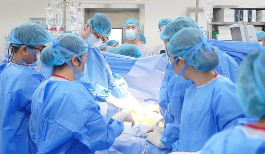 Xúc động khoảnh khắc người mẹ rơi nước mắt quyết định hiến tạng con trai chết não