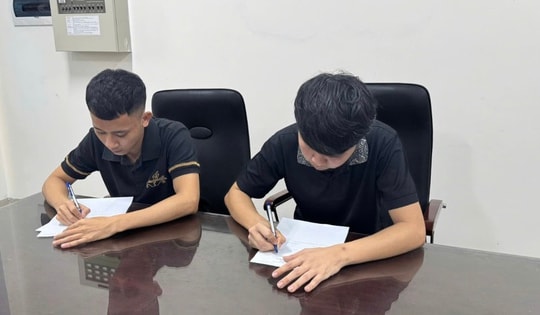 Phát hiện 2 thanh niên đánh bạc trên điện thoại