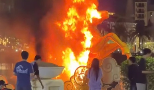 Linh vật ngựa bên bờ sông Hương bất ngờ bốc cháy trong đêm