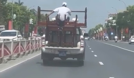 Xác minh ô tô biển xanh chở bàn ghế cồng kềnh, người ngồi trên thùng khi di chuyển