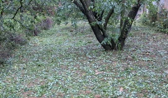 Mưa đá kèm dông lốc xuất hiện ở nhiều khu vực