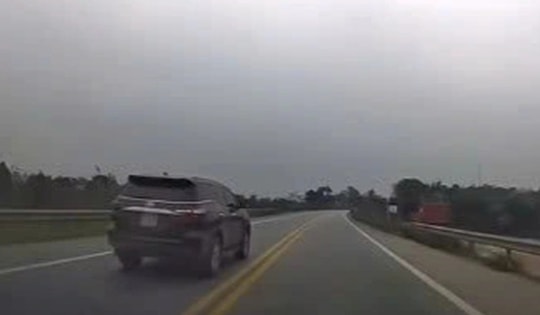 Phạt tài xế xe biển xanh vượt ẩu vào làn đường ngược chiều trên cao tốc