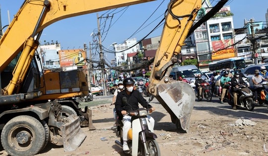 TPHCM: 15 phút, hơn 100 tài xế ‘leo’ xe máy lên vỉa hè