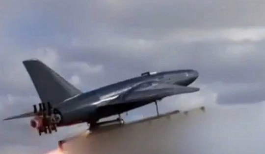 UAV Arash-2 của Iran 'xé nát' phòng không Israel để tấn công sân bay