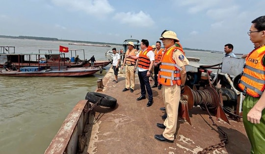 Vụ chìm tàu hút cát ở sông Hồng: Đã tìm thấy thi thể 1 nạn nhân
