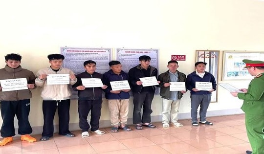 Giáo viên tiểu học tham gia mua bán súng, đạn trái phép bị khởi tố