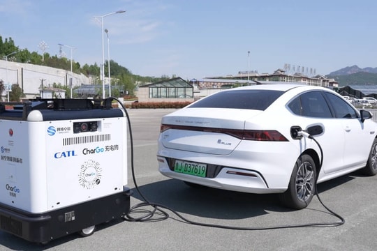 Robot sạc xe điện di động - giải pháp cho ô tô điện ở chung cư cũ