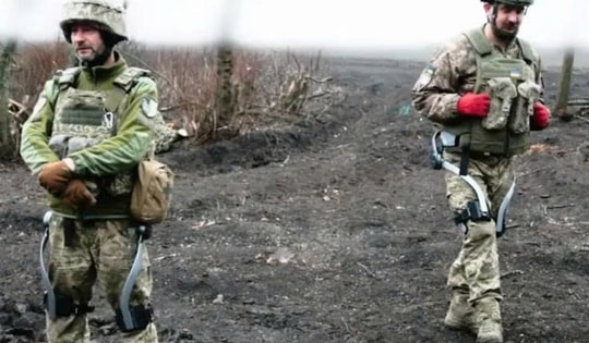 Ukraine thử 'khung xương ngoài' giúp binh sĩ vác tới 1,2 tấn đạn mỗi ngày