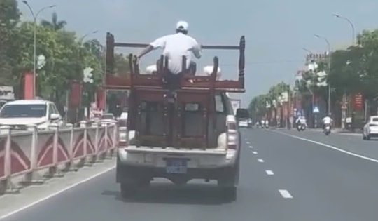Xử phạt lái xe biển xanh chở bàn ghế cồng kềnh, người ngồi trên thùng khi di chuyển