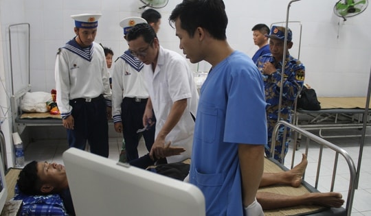 Quân y đảo Song Tử Tây cứu chữa ngư dân bị chấn thương ngực