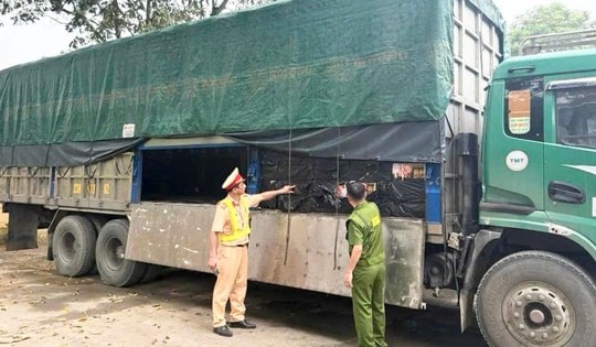 Chặn đứng hơn 5 tấn lạp xưởng không rõ nguồn gốc đang trên đường về Hà Nội