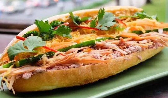 17 người nghi bị ngộ độc sau khi ăn bánh mỳ tại Quảng Ngãi