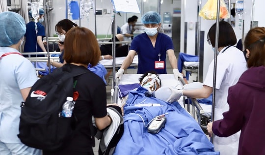 Sau cánh cửa cấp cứu (1): Chạy đua với thời gian để cứu người