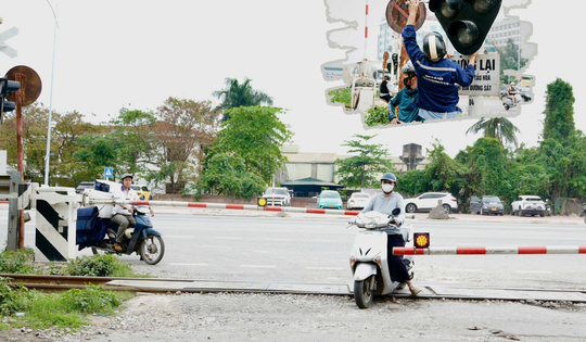 Hà Nội: Cảnh báo đã bật, người dân vẫn liều vượt rào chắn đường sắt
