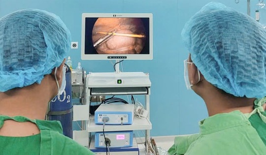 Nuốt tăm không hay biết, người đàn ông 58 tuổi bị thủng đại tràng